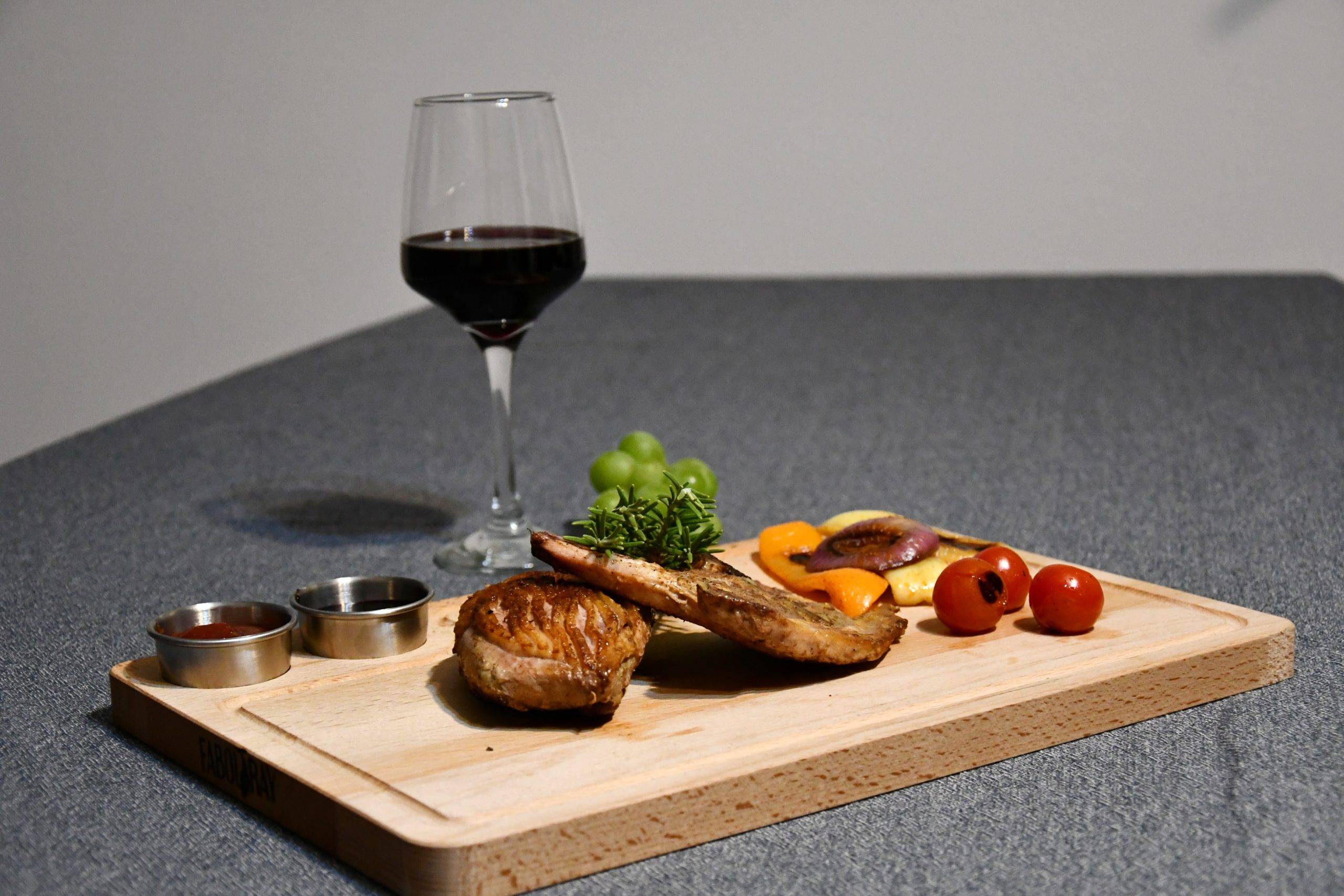 Platou Servire Steak Cu 2 Compartimente Pentru Sosuri Faboltray ro Platou Servire Steak Cu 2 Compartimente Pentru Sosuri Faboltray ro
